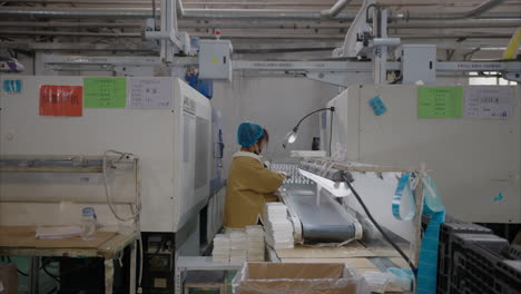 Frau-Arbeitet-In-Einer-Chinesischen-Fabrik