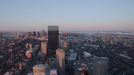 Horizonte-De-Boston-Durante-La-Hora-Dorada-Desde-Lo-Alto-De-Una-Plataforma-De-Observación-De-Rascacielos-En-4k