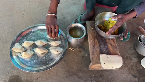 Samosas-Werden-In-Einem-Dorf-In-Indien-Zubereitet,-Wobei-Fliegen-Das-Essen-Umgeben