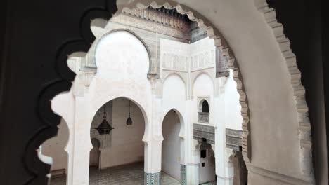 Auténtica-Residencia-Palacio-Riad-En-La-Medina-De-Fez,-Marruecos,-Vista-De-Ventana