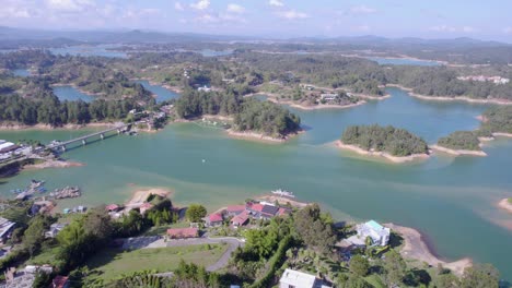 Vista-Aérea-Del-Lago-Guatape-Y-El-Pintoresco-Paisaje-En-Un-Día-Caluroso-Y-Soleado,-Colombia