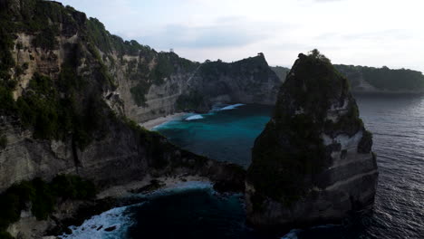 Diamond-Beach-at-dawn,-Nusa-Penida-island,-Bali-in-Indonesia