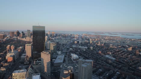 Skyline-Von-Boston-Während-Der-Goldenen-Stunde-Von-Der-Aussichtsplattform-Eines-Wolkenkratzers-In-4K