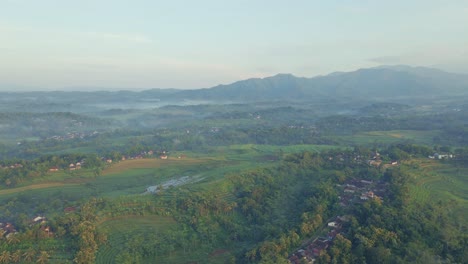 Panoramablick-über-Die-Landschaft-Indonesiens-An-Einem-Nebligen-Morgen