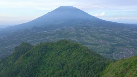 Panorama-Der-Landschaft-In-Der-Nähe-Des-Telomoyo-Berges-In-Indonesien