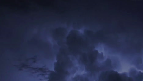 Dunkelgraue-Gewitterwolken-Am-Himmel-Mit-Blitzen-Und-Gewaltigen-Gewittern,-Die-Sich-Nachts-Mit-Blitzen-Bewegen