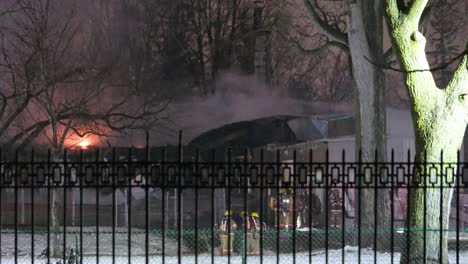 Live-offenes-Feuer-Wird-Nachts-Von-Feuerwehrleuten-In-Montreal,-Kanada-Gelöscht