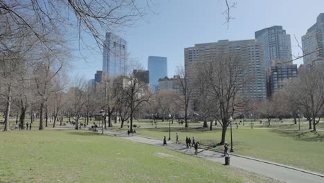 Spaziergang-Durch-Den-öffentlichen-Park-Boston-Commons-An-Einem-Sonnigen-Tag-Am-Langen-Osterwochenende
