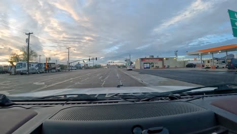 POV---Fahrt-Auf-Der-Hauptstraße,-Um-In-Die-Quartzsite-Avenue-Abzubiegen