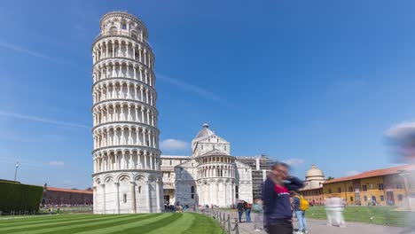 Zeitrafferaufnahme-Von-Touristen,-Die-Vor-Dem-Schiefen-Turm-Von-Pisa-Posieren