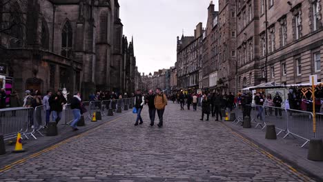 Gente-Caminando-Por-La-Royal-Mile-Mirando-Hacia-El-Castillo-De-Edimburgo-En-Invierno,-Escocia