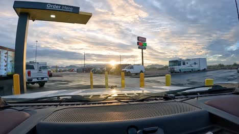 Pov---Nutzung-Eines-Fast-Food-Drive-Ins-An-Einer-Raststätte-Entlang-Der-Interstate-10-Im-Südwesten