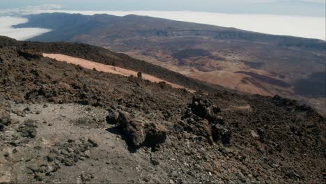 Paisaje-Volcánico-Seco-Y-árido,-Cráter-Debajo-Del-Pico-Del-Teide-En-Tenerife,-Islas-Canarias