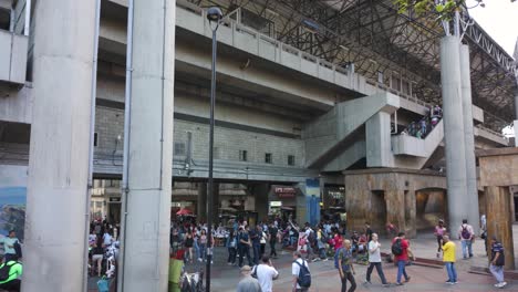 La-Superpoblada-Estación-De-Metro-Parque-Berrio-En-Medellín,-Llena-De-Actividad,-Medellín,-Colombia