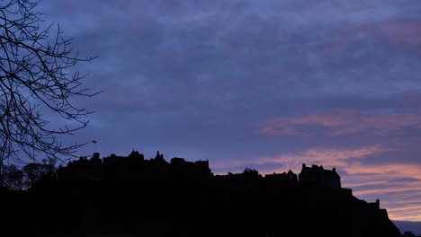 Silueta-Del-Castillo-De-Edimburgo-Al-Atardecer-En-Una-Noche-De-Invierno,-Escocia