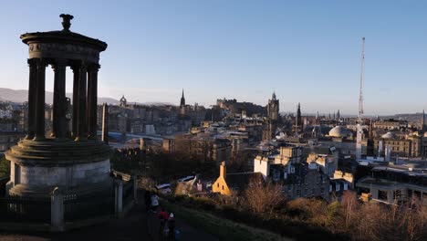 Vista-Del-Monumento-Dugald-Stewart,-El-Castillo-De-Edimburgo-Y-El-Horizonte-De-La-Ciudad-Desde-Calton-Hill-En-Una-Mañana-De-Invierno,-Escocia