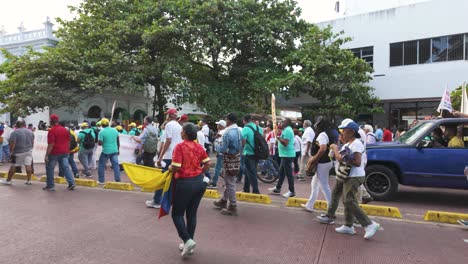 Grupo-De-Personas-Con-Pancartas-Caminando-Por-Las-Calles-De-Cartagena-Protestando.