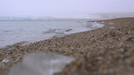 Trozos-De-Hielo-En-La-Playa-Y-La-Costa-De-Groenlandia,-De-Cerca