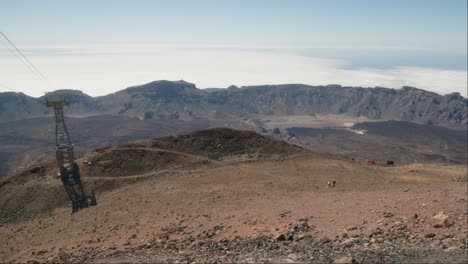 Paisaje-Panorámico-Volcánico-Con-Teleférico-En-El-Pico-Pico-Del-Teide-En-Tenerife,-Islas-Canarias-En-Primavera