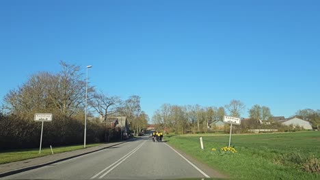 POV-Fahrt-Im-Ländlichen-Dänemark-Mit-Einer-Gruppe-Von-Bikern-Vor-Dem-Auto