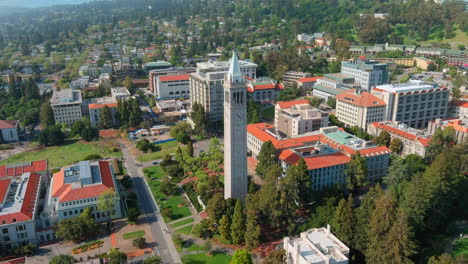 UC-Berkeley-Campus-Mit-Sather-Tower,-Der-Hoch-Zwischen-Dem-Lebendigen-Laubwerk-Thront,-Tagsüber,-Luftaufnahme