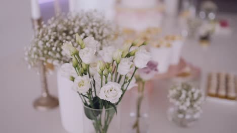 Erlesene-Weiße-Blumen-In-Einer-Vase-Für-Eine-Edel-Gedeckte-Tafel