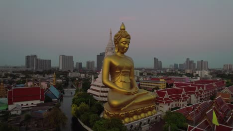 Descubra-La-Serena-Majestuosidad-Del-Buda-Dorado-De-Bangkok-A-Través-De-Fascinantes-Vistas-Desde-Drones-En-Nuestras-Cautivadoras-Imágenes.