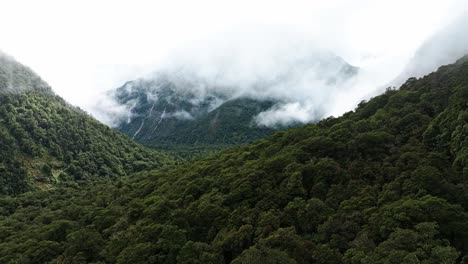 Neblige,-Tief-Hängende-Wolken-Umhüllen-Bewaldete-Täler-Des-Milford-Sound-In-Neuseeland