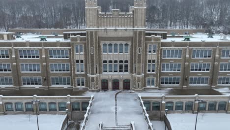 Große-Amerikanische-High-School-In-Einer-Stadt-In-Den-USA-Während-Eines-Schneesturms-Im-Winter