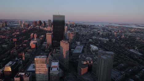 Skyline-Von-Boston-Während-Der-Goldenen-Stunde-Von-Der-Spitze-Eines-Wolkenkratzers-In-4K