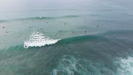 Vista-De-Drones-De-Surfistas-Capturando-Olas-Del-Océano-En-Sri-Lanka