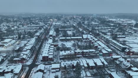 Toma-De-Paisaje-Aéreo-De-Una-Zona-Urbana-Cubierta-De-Nieve.