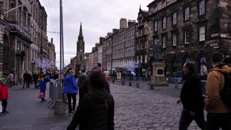 Gente-Caminando-Por-La-Royal-Mile-Mirando-Hacia-El-Castillo-De-Edimburgo-En-Invierno,-Escocia