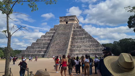 Tourists-in-Front-of-Kukulcan,-El-Castillo,-Main-Mayan-Temple-in-Chichen-Itza-Complex,-Mexico