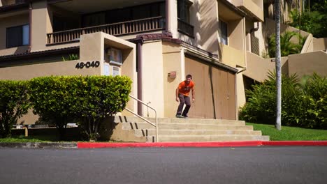 Un-Skater-Hace-Un-Truco-Sobre-Una-Barandilla-En-Hawaii