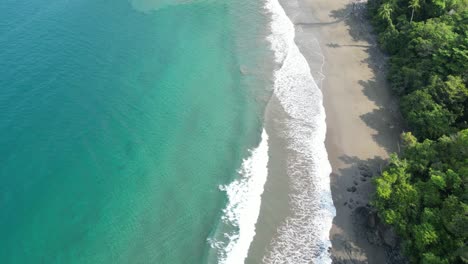 Abgeschiedener-Strand-Mit-Türkisfarbenem-Wasser-Im-Utría-Nationalpark-Zwischen-Bahía-Solano-Und-Nuquí-Im-Departement-Chocó-An-Der-Pazifikküste-Kolumbiens