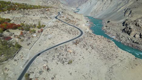 Vista-Aérea-De-La-Sinuosa-Carretera-Skardu-En-La-Región-De-Gilgit-Baltistan