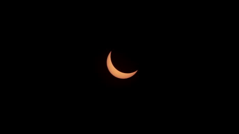 El-Sol-Creciente-Se-Mueve-Por-El-Cielo-Durante-La-Fase-Parcial-Del-Eclipse-Solar.