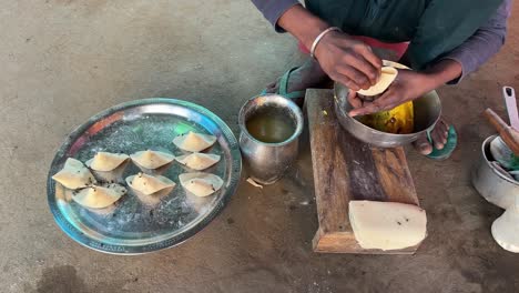 Unhygienische-Samosas-Werden-In-Ländlichen-Dörfern-Indiens-Zubereitet