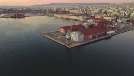 Sonnenaufgang-An-Der-Uferpromenade-Von-Thessaloniki:-Eine-Drohne-Fängt-Das-Erste-Licht-Am-Berühmten-Pier-Ein-Und-Erhellt-Die-Ruhige-Ägäis-–-Leuchtende-Morgenfarben-Prägen-Das-Küstenstadtbild-Griechenlands.-Θεσσαλονίκη,-Ελλάδ?
