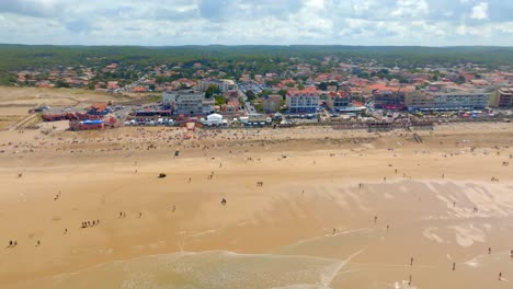 Ciudad-De-Lacanau-Filmada-Con-Un-Dron,-Durante-Un-Concurso-De-Surf