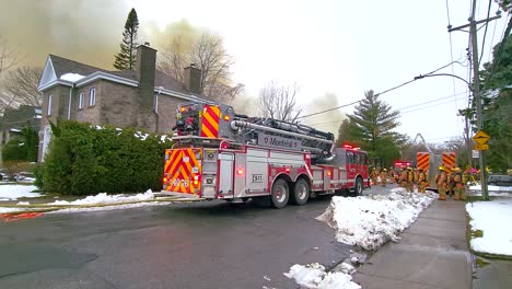 El-Camión-De-Bomberos-Llega-Al-Lugar-Del-Incendio-En-La-Zona-Residencial-De-Canadá.