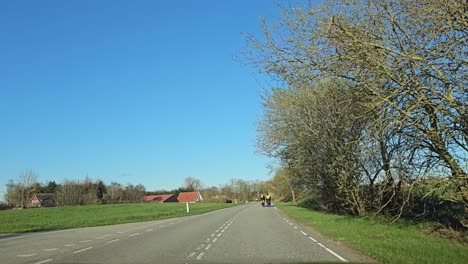 POV-Fahrt-Im-Ländlichen-Dänemark-Mit-Einer-Gruppe-Von-Bikern-Vor-Dem-Auto