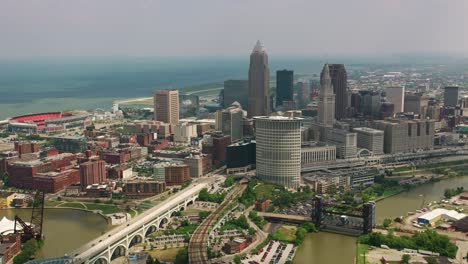 Luftaufnahme-Von-Cleveland,-Ohio,-Sonniger-Tag,-Drohnenaufnahme-Des-Cuyahoga-River-Und-Der-Innerbelt-Bridge-In-4k