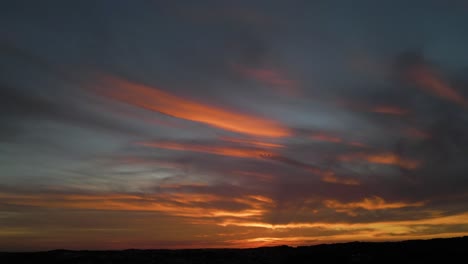 Ardiente-Cielo-Del-Atardecer-Pintado-Con-Trazos-De-Naranja-Y-Oro