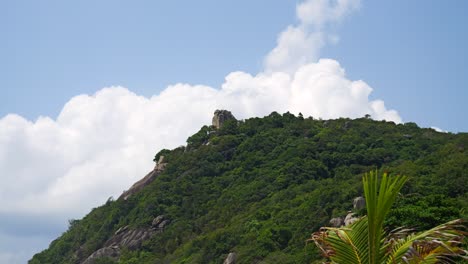 Ruhige-Naturlandschaft-Mit-Flauschigen-Weißen-Wolken-Und-Bergen