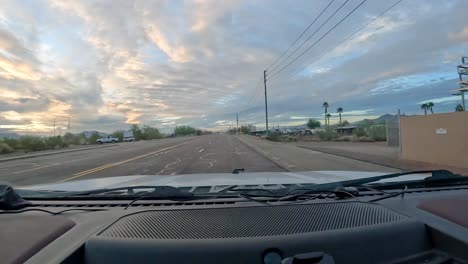 Pov---Fahrt-Auf-Dem-Central-Boulevard-Zum-Nördlichen-Ende-Von-Quartzsite,-Vorbei-An-Kleinen-Geschäften-Und-Campingplätzen