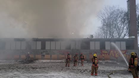 Bomberos-Parados-Afuera-Del-Edificio-Abandonado-En-Llamas-Con-Graffiti-En-Las-Paredes-En-Canadá