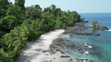 Aislada-Playa-De-Arena-Blanca-Con-Telón-De-Fondo-Selvático-En-El-Parque-Nacional-De-Utría,-Cerca-De-Bahía-Solano,-En-El-Departamento-De-Chocó,-En-La-Costa-Del-Pacífico-De-Colombia.