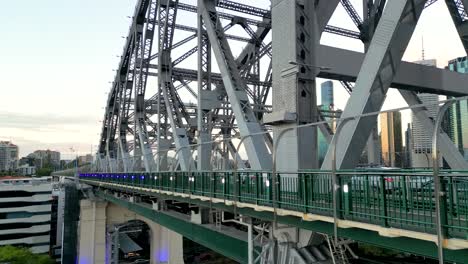 Gezoomte-Drohnenaufnahmen-Mit-Blick-Auf-Die-Story-Bridge-Auf-Straßenniveau,-Mit-Schwenk-In-Richtung-Kangaroo-Point-In-Der-Nähe-Von-Brisbane-In-Queensland,-Australien